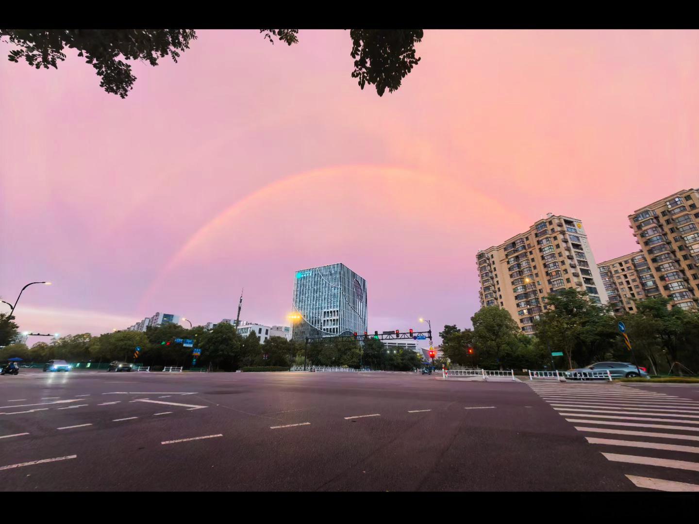 差点忘记把今天杭州 43 度的雨后彩虹🌈送给大家✧٩(ˊωˋ*)و✧ 