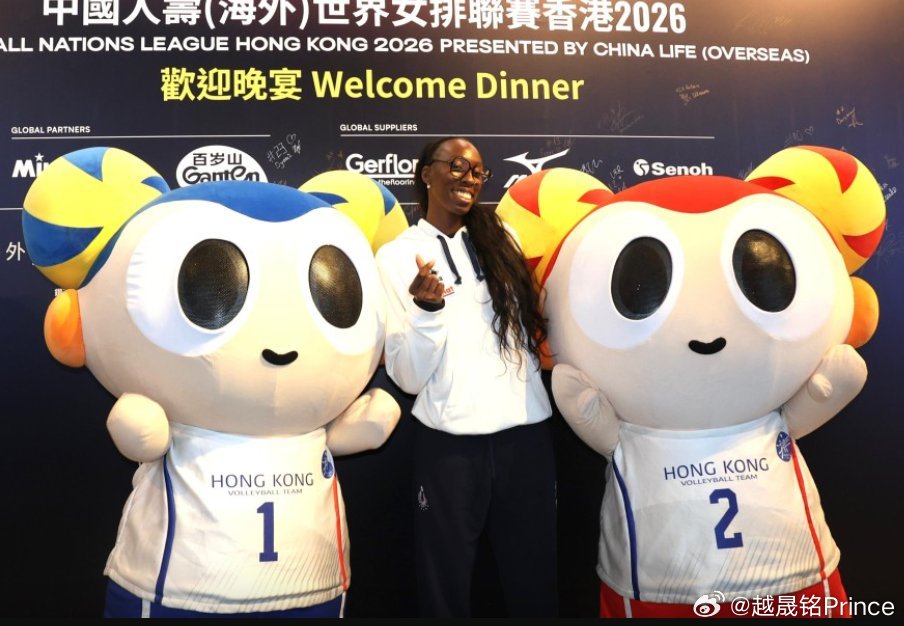2026年世界女排联赛 📸 宝拉·埃格努与香港站吉祥物。周三17点，这位意大利