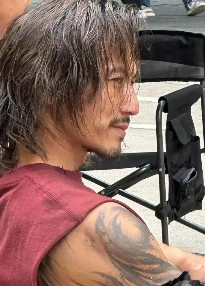 谢霆锋在香港中环街头拍戏时，被路过的市民意外发现，他的身材比例引发了热议 