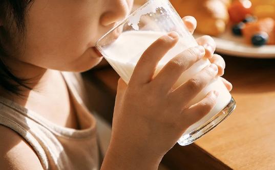 “中国人不适合喝牛奶”？农业农村部部长建议大家“加奶”！