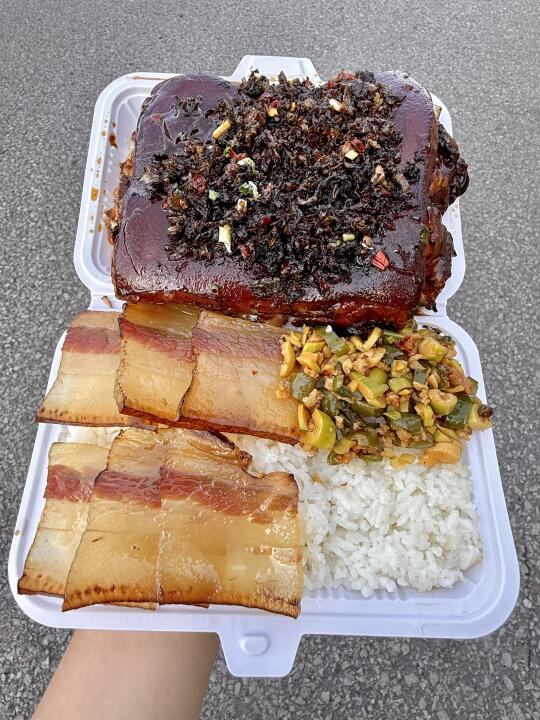 来张家界简单吃个盒饭