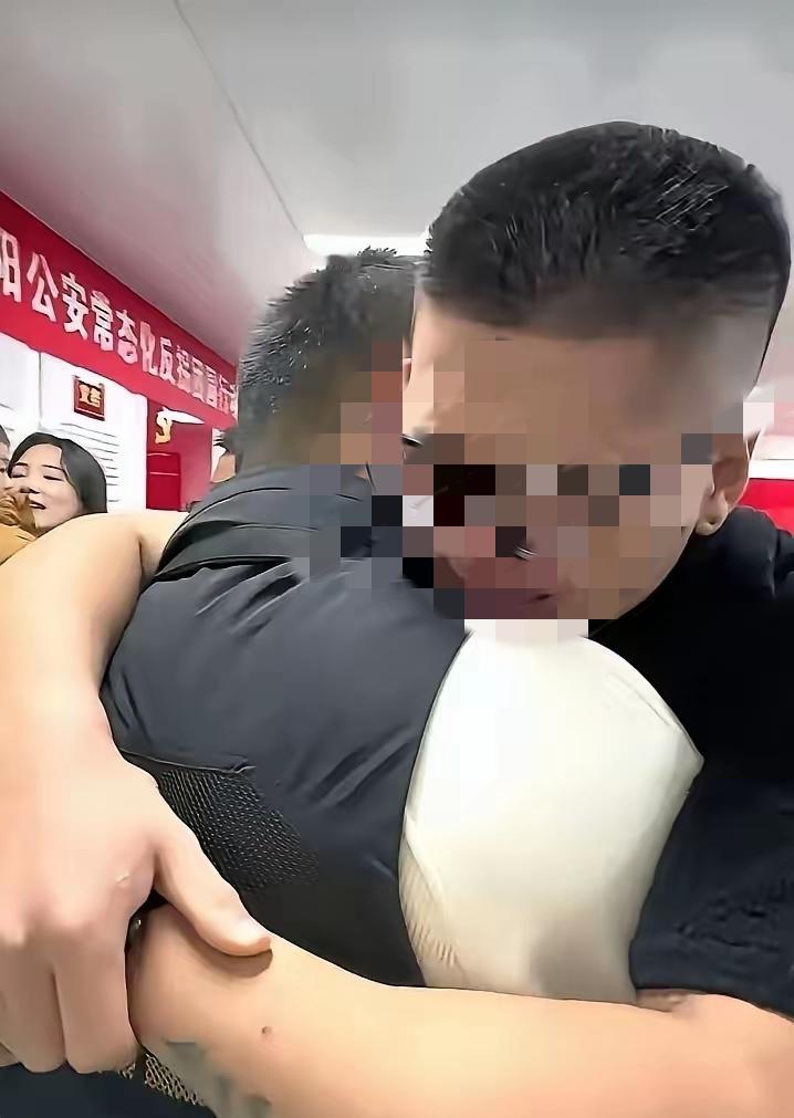 认亲十天就决裂了
 
真的看傻了！江苏这对失散27年的双胞胎，认亲时抱着哭成泪人