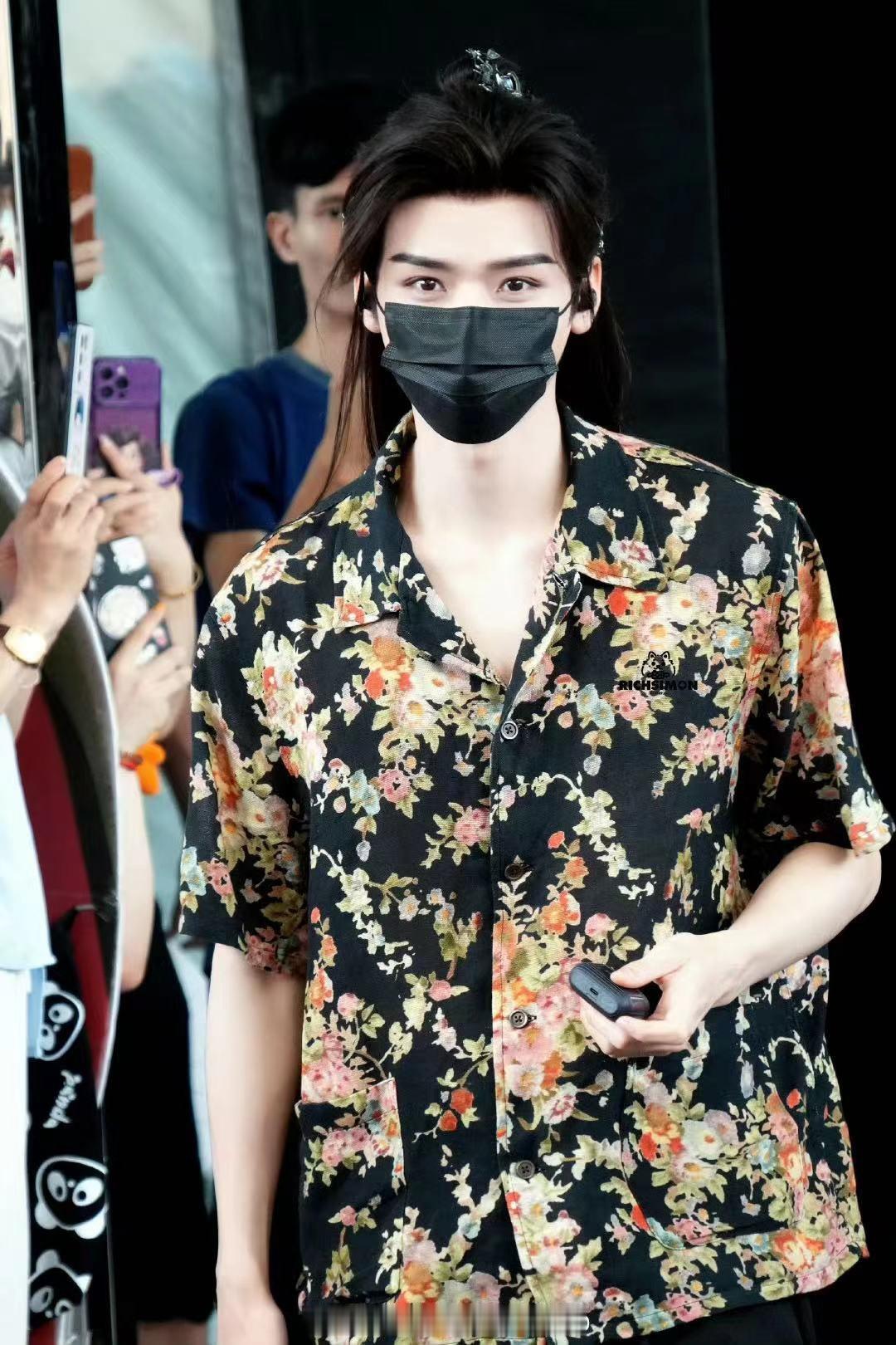 #龚俊暗河传花衬衫出妆路透##龚俊穿花衬衫#龚俊穿花衬衫，哇哇哇 ​​​