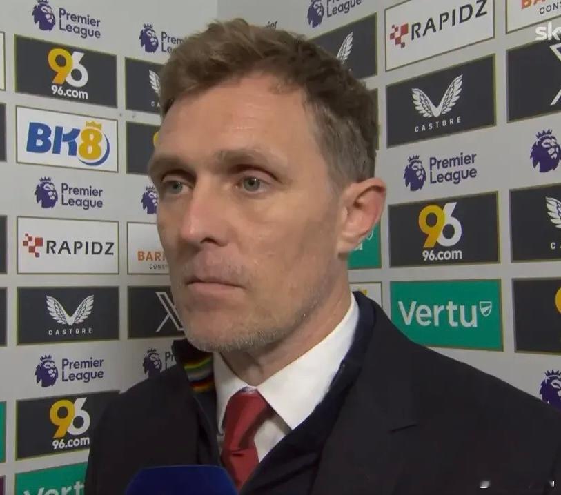 伯恩利2比2曼联阿莫林意外下课，名宿弗莱彻临时教练匆忙上任，换了阵型换了首发，打