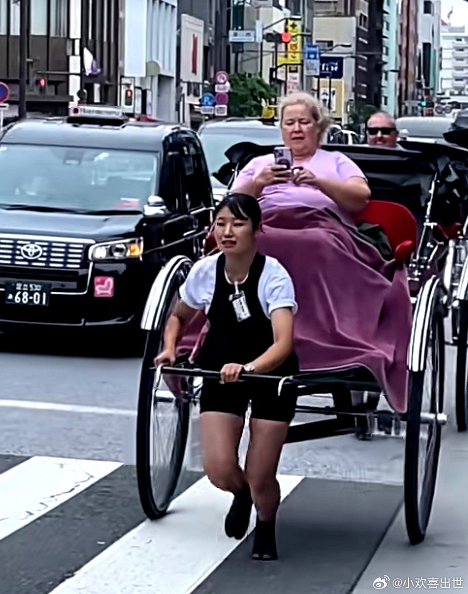 拉人力车的日本女孩 