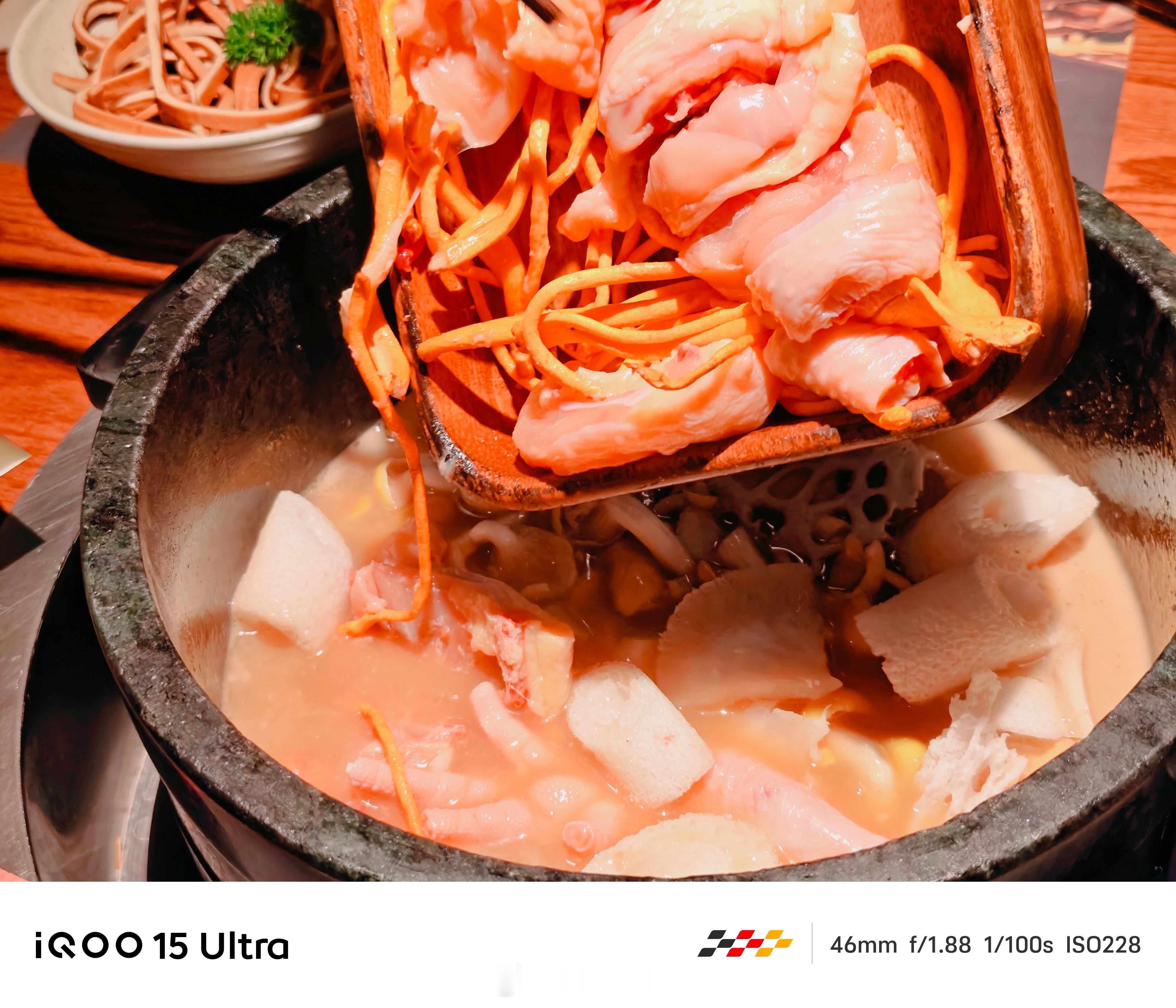 今天端午节用iQOO 15 Ultra美食拍摄实测暖光餐厅复杂光线也完全hold