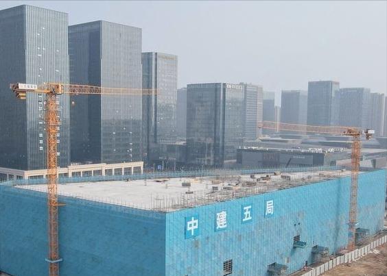 3月10日，在济南西站北侧、青岛路南侧地块四项目建设的停车楼工程已实现主体封顶。