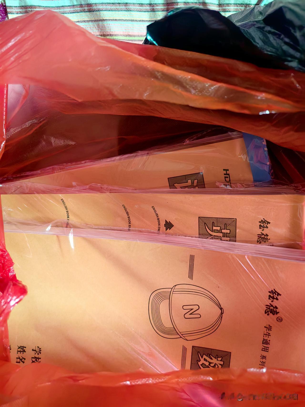 孩子前几天都开学了，也没有本子用了，零买的一块钱一本，不如去批发点本子划算。
我