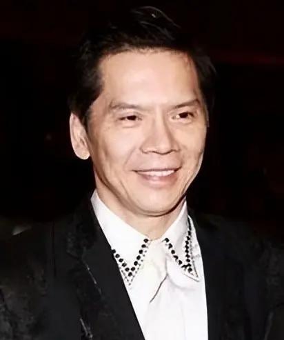 电影公司老总向华强说，我呀，七十八岁了，看起来才五十多岁，为啥，就是注意养生，客