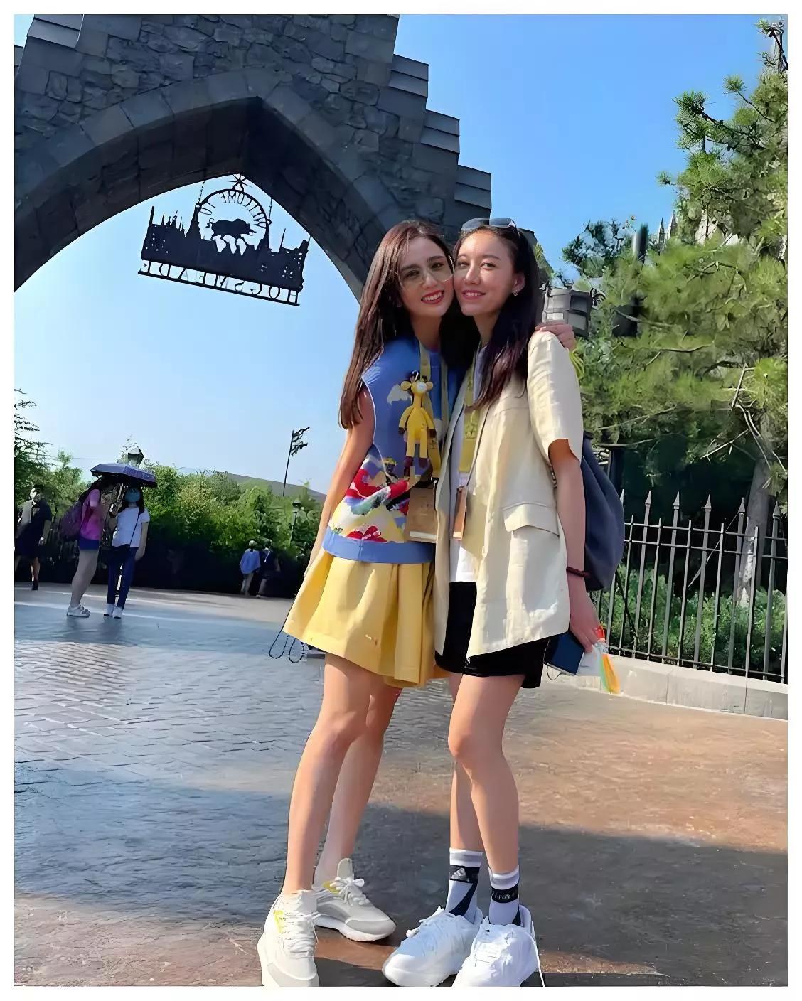 这是2021年佟丽娅和高露在北京环球影城游玩的合影，两位四十加的妈妈那时状态真好