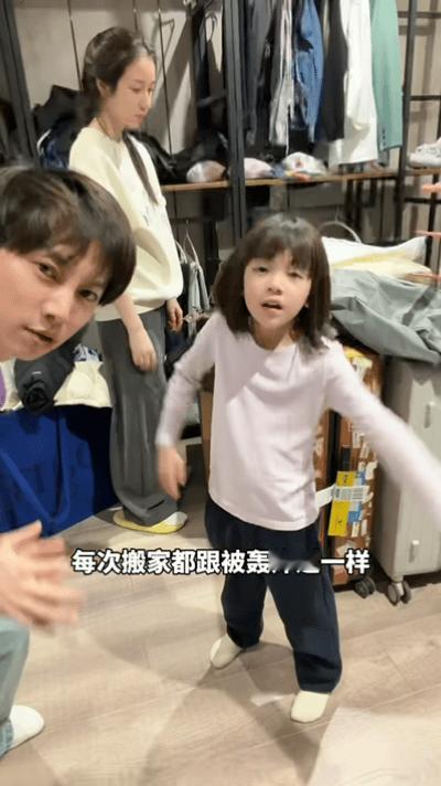 情侣过年前一招拿捏双方父母 大扫除的痛谁能懂！厨房油污顽固难缠，角落积灰扎堆，爸