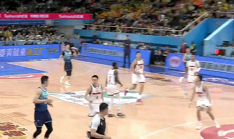 这球不太应该，怎么能让2米32的法尔如此轻松地下快攻呢？咱们退防太慢了，要知道法