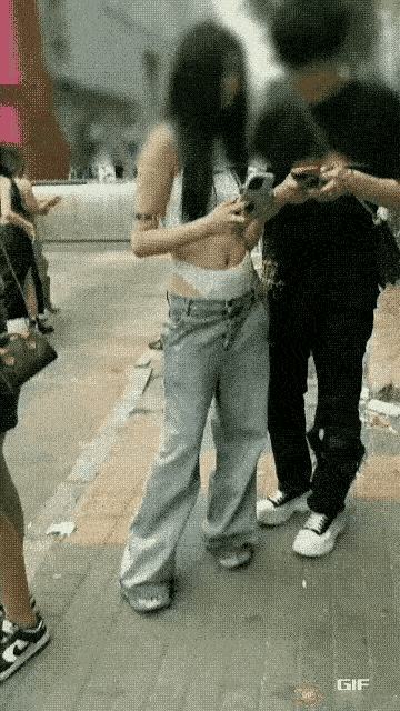 美女这视频被你爸妈看到会有何感想，你穿成这样，想给路人看什么？估计人品也好不到哪