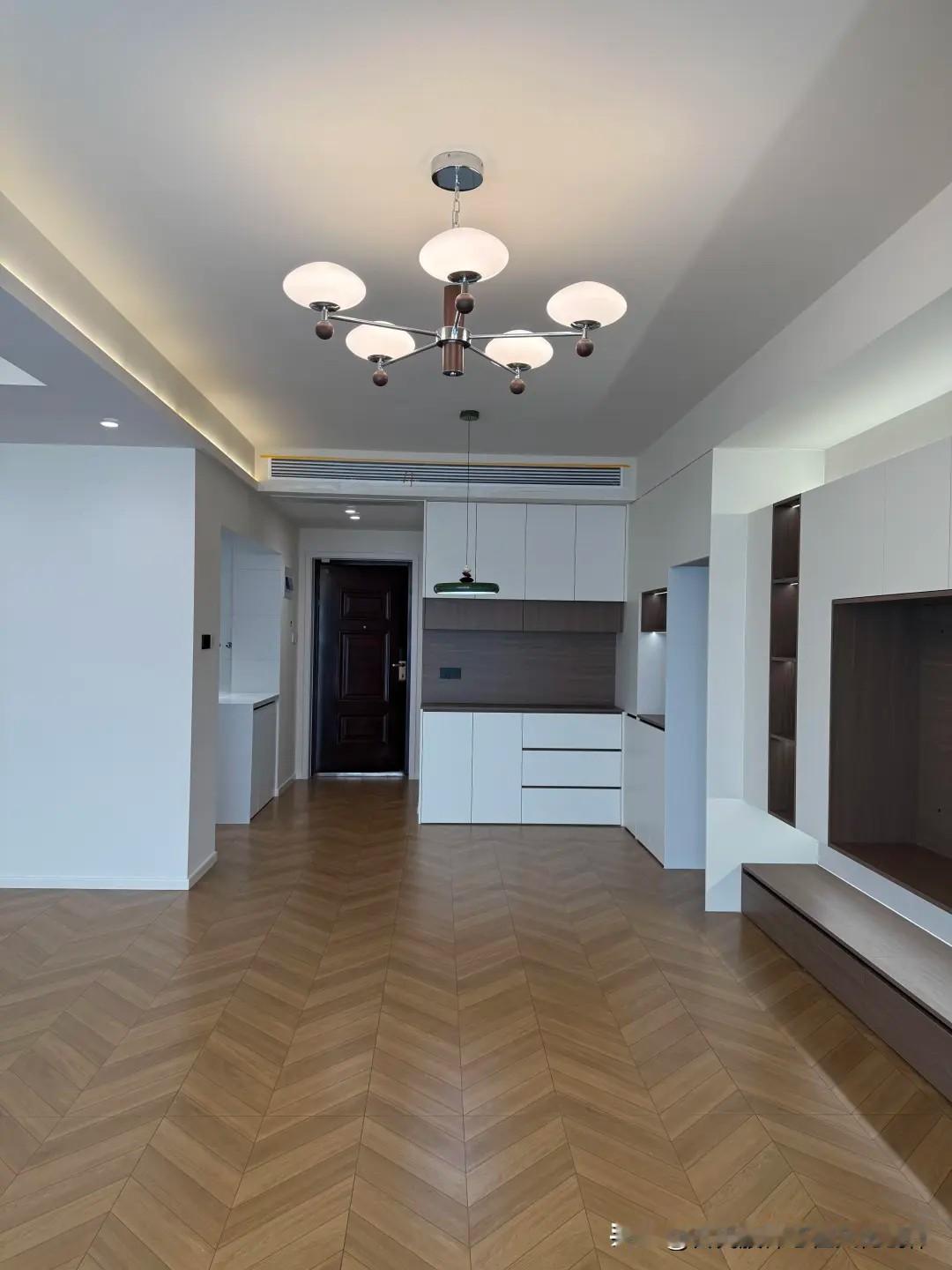 纯原木，零甲醛全屋家居定制。

装修虽然是一件巨麻烦事，但一点点用心装成自己喜欢