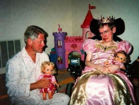 超龄少女的公主梦，克林顿在任总统期间，探望一位残疾女粉丝。
这位女粉丝年龄不小了