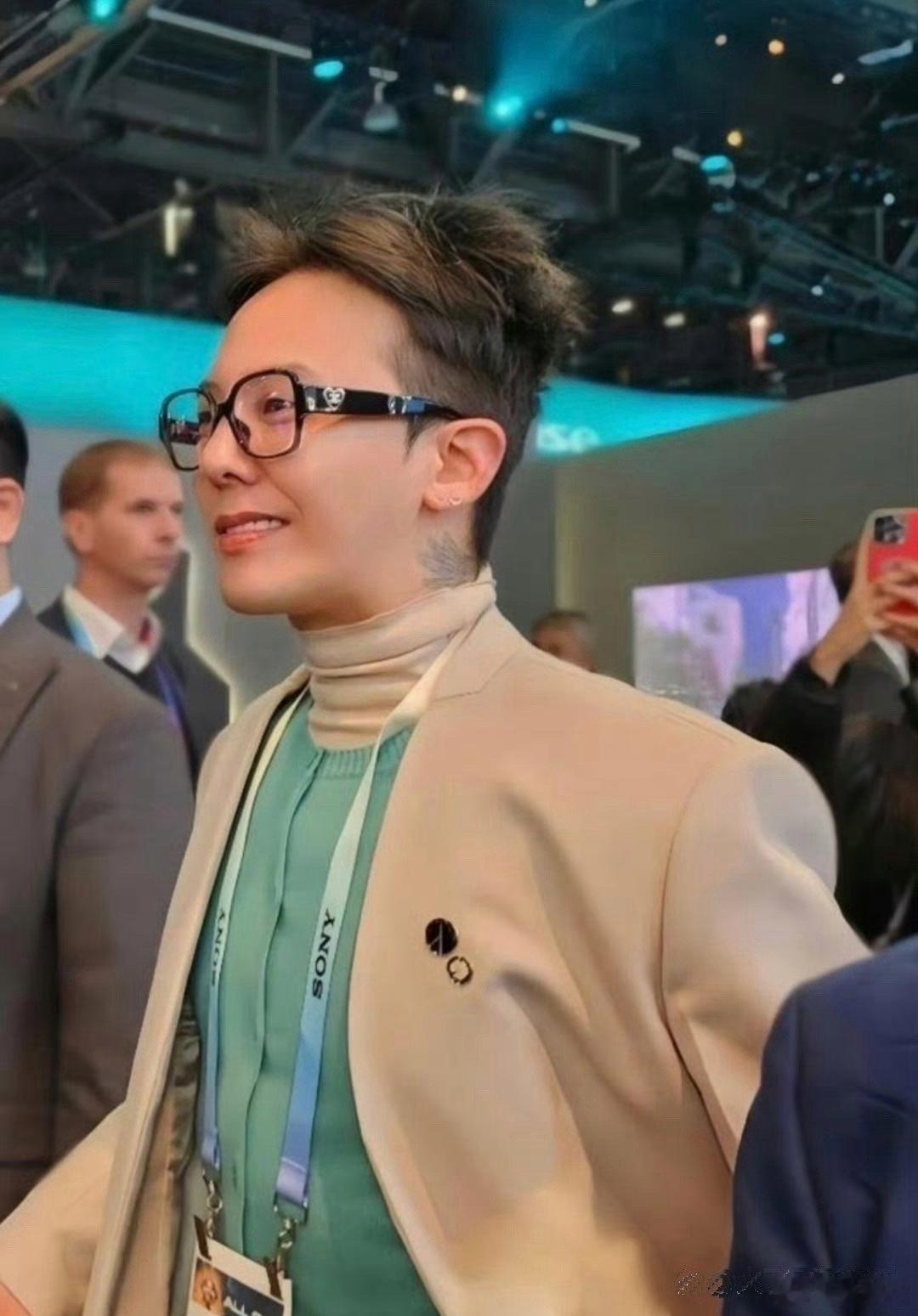 权志龙的时尚风格大变，从潮流偶像变成搞笑“阿姨”，或许这是他在寻找自我 