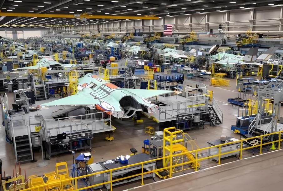 “吃中国饭，砸中国碗？”
 
洛克希德·马丁的沃斯堡工厂突然停止工作。订单明明堆