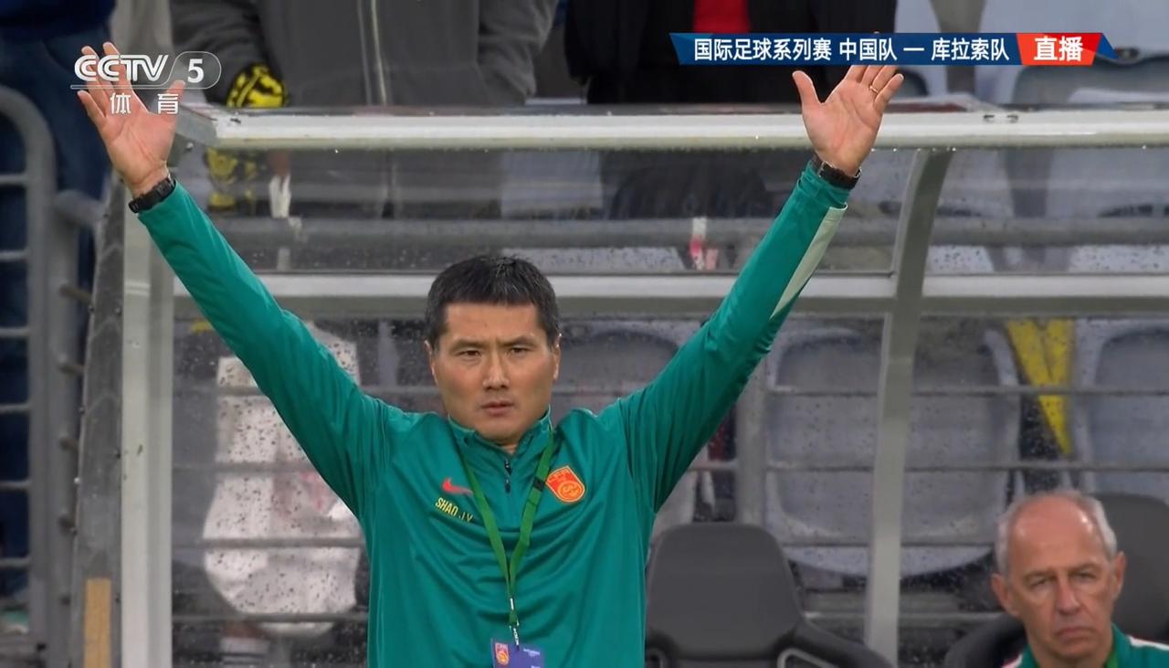挥手指挥、换人、变阵……邵佳一场边指挥老练，根本看不出这是执教国足的处女秀。
随