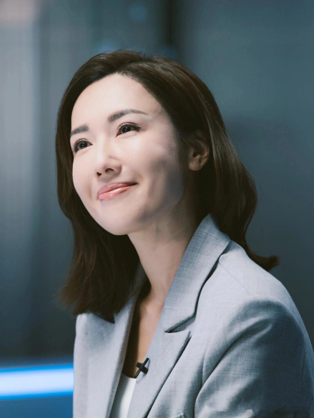 看了#新闻女王# 以后，感慨颇多，尤其张家妍那么努力没有得到认可，更是好多的感触