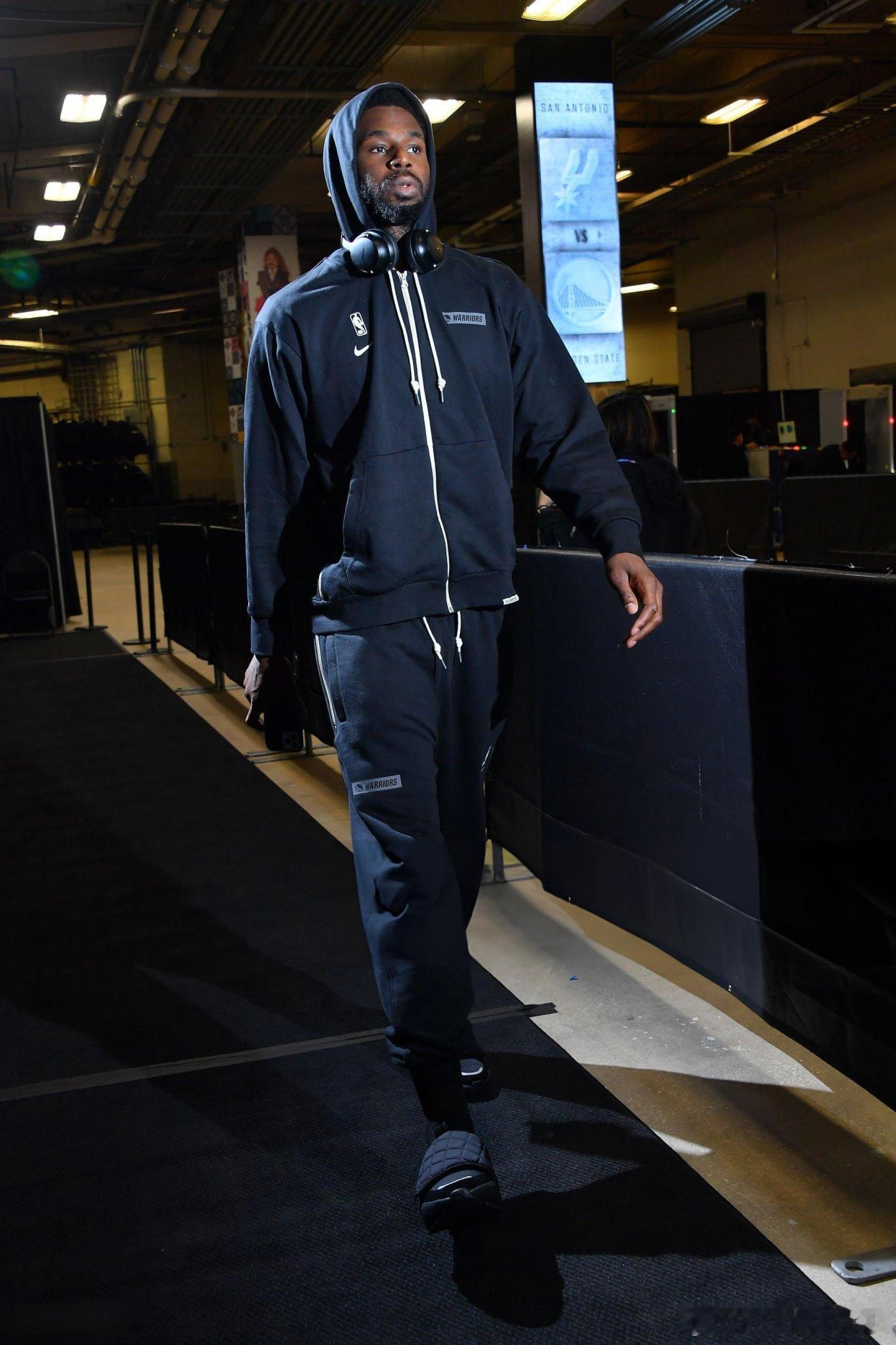 一脚蹬不要太爽[doge][doge]维金斯上脚匹克懒人面包鞋#安德鲁维金斯[超