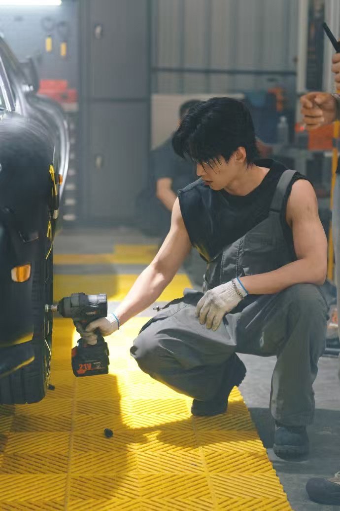 何与 高定糙汉 “我这辈子，就没怕过谁”——靳朝一开口就鲨疯了！何与演活了那种顶