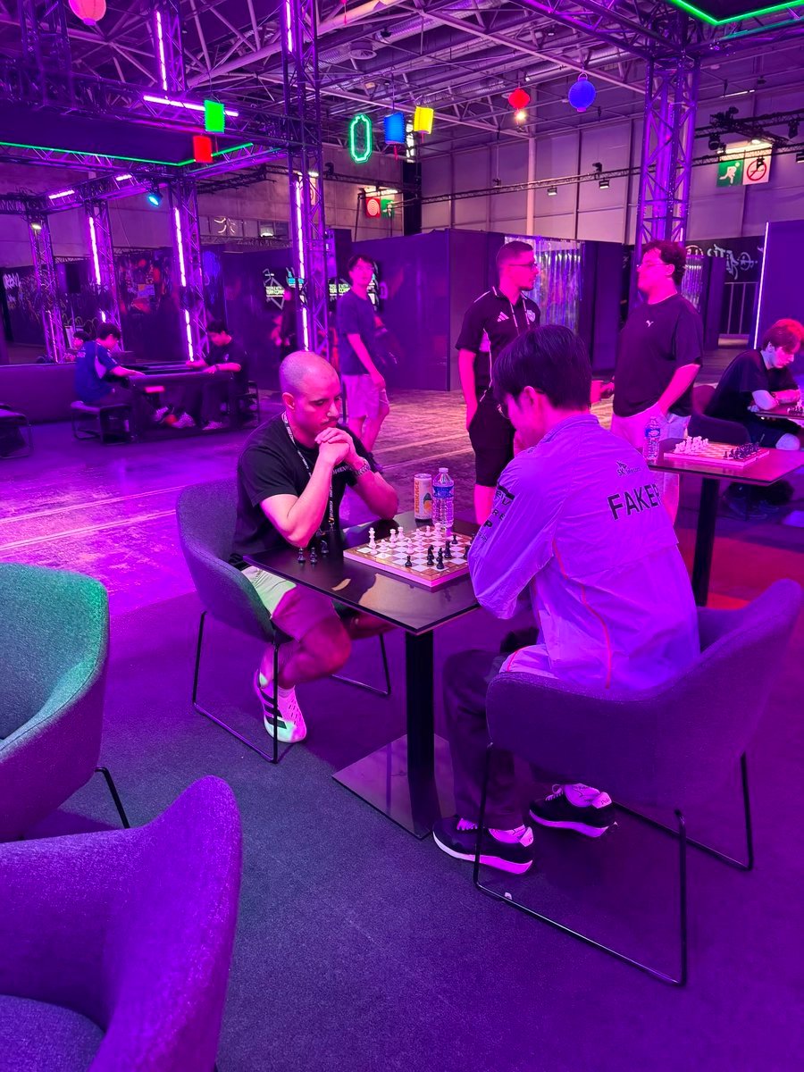 我失误送掉了我的象，然后还不得不假装这一切都在我的计划之中，太尴尬了，我自己都觉