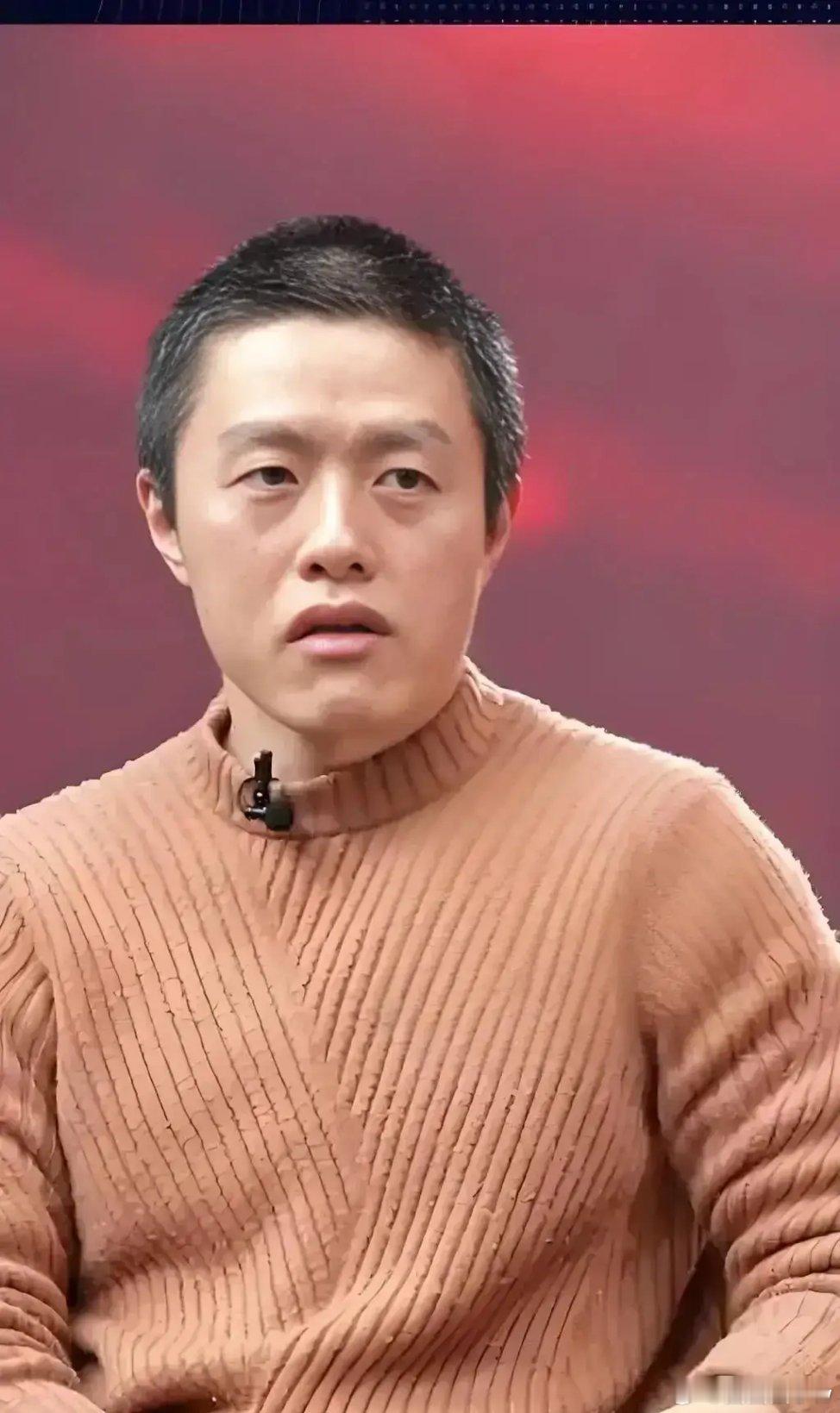 导演饺子坦言，现在一想到未来就发愁，脑袋疼得睡不着觉。 《哪吒2》爆火后，生活发