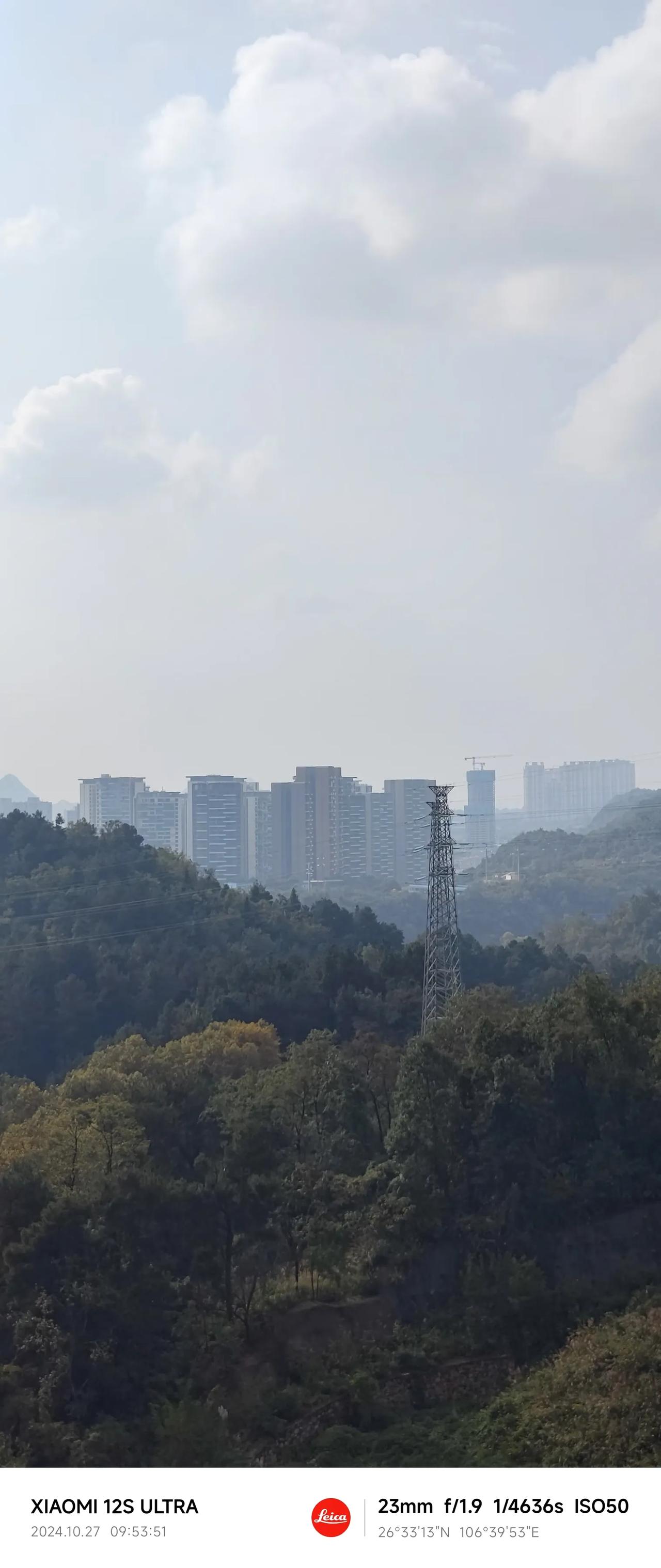 现在的小米拍照拍来清汤寡水的，刚买来那段时间颜色还比较鲜艳生动，现在基本上拍来寡