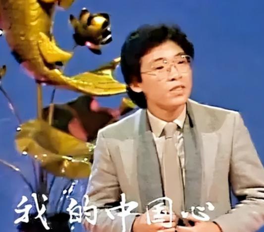 1980年，张明敏唱完《我的中国心》，被香港乐坛扫地出门。正当他准备继续回电子厂