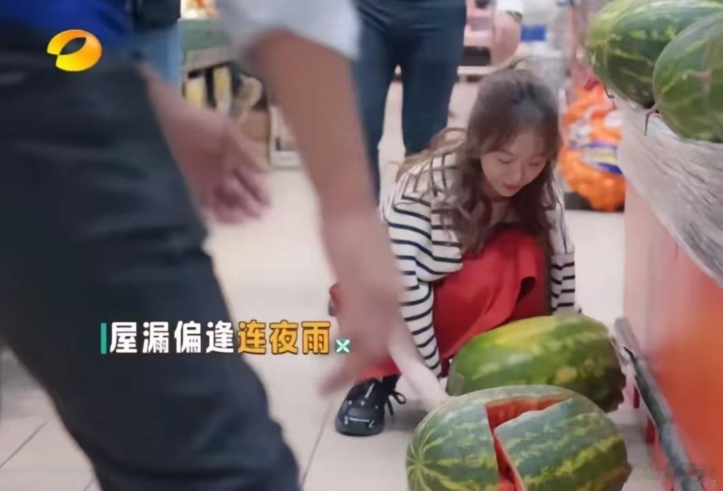 姜妍在摩洛哥超市购物时，不小心碰掉了一个超大的西瓜，西瓜落地摔成两半。​姜妍被吓