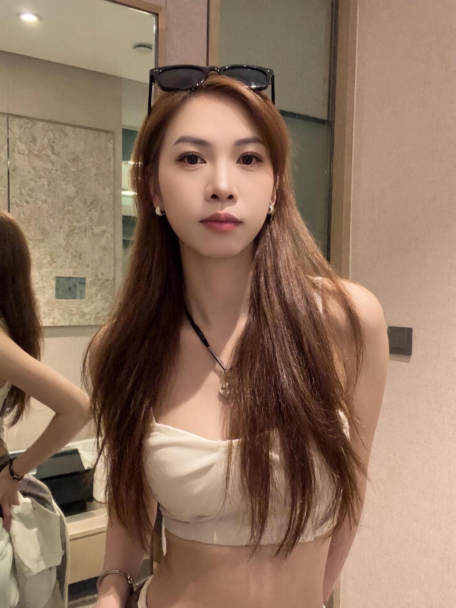 辣妹的夏天 夏日辣妹穿搭 辣妹对镜拍照姿势 日常穿搭自由