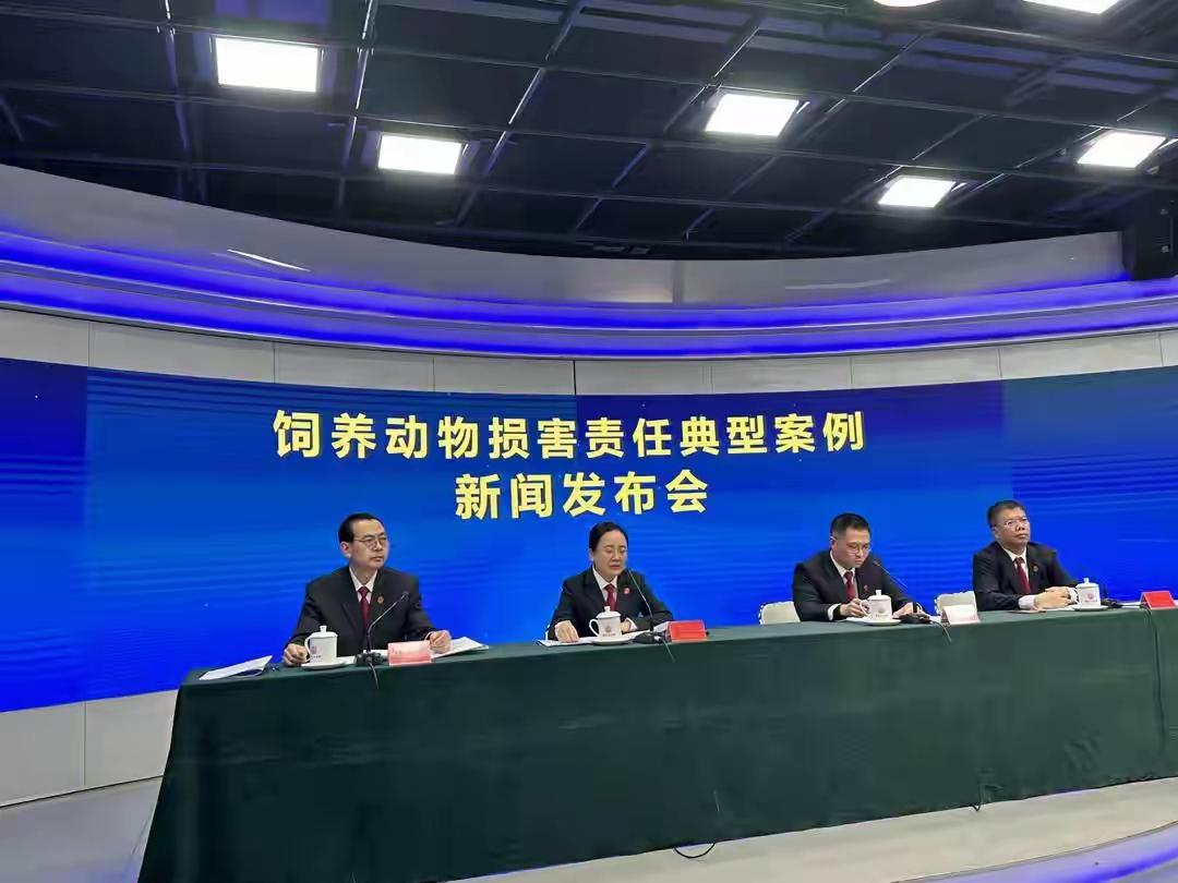 这样的判决给人警醒，提醒那些喜欢养宠物的人一定要明确自己的责任，这样才能让他们更