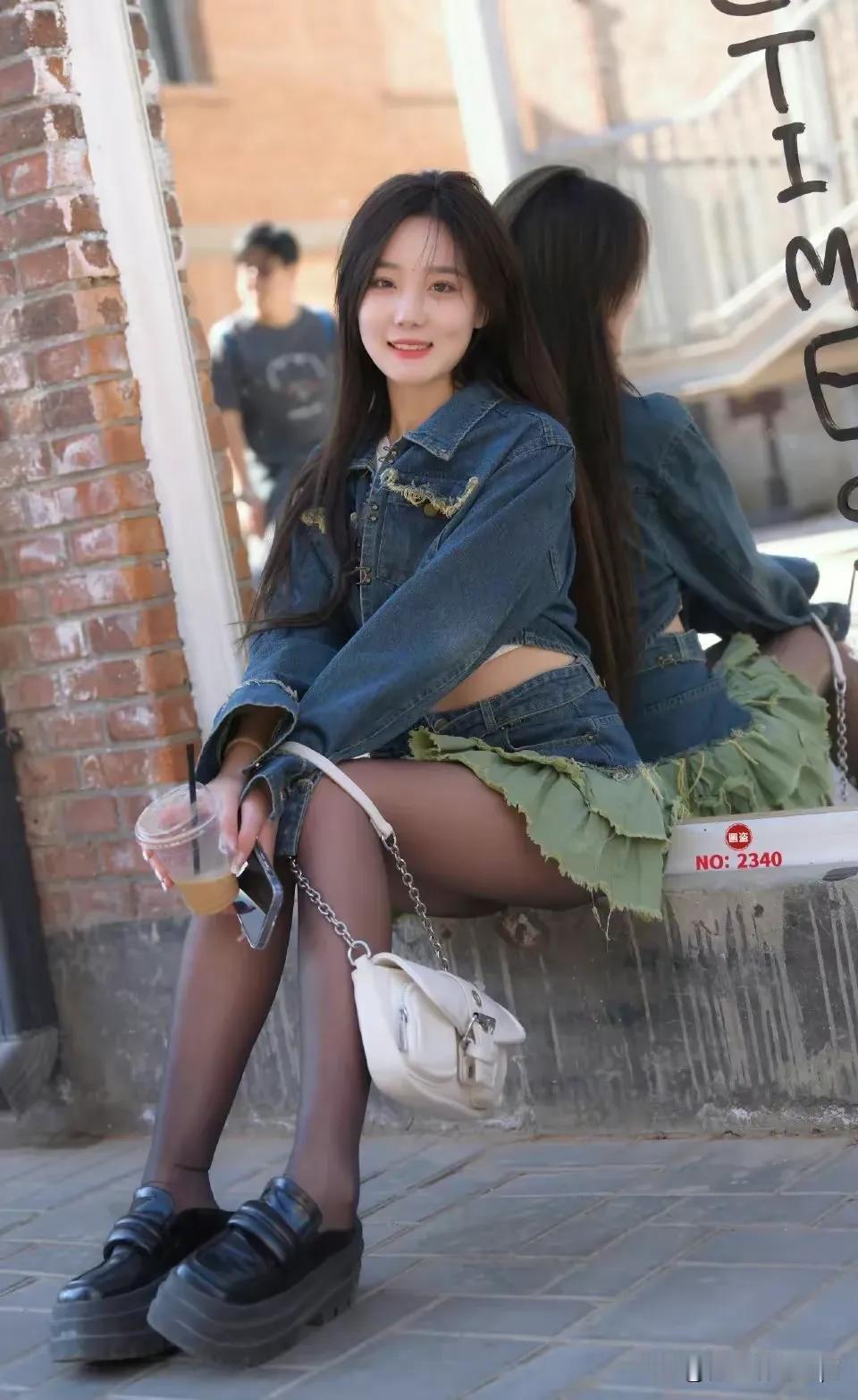 19岁，奶茶美少女，牛仔上衣，黑丝长腿，黑色凉鞋真美