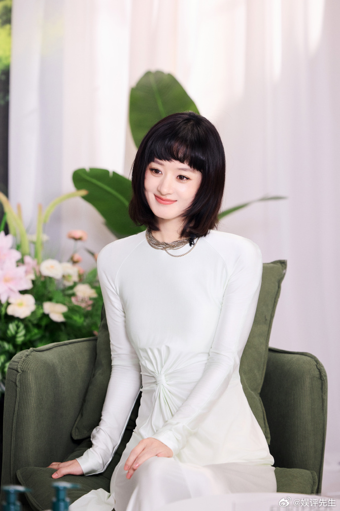 赵丽颖头包脸具象化 这才是头包脸的完美范本吧，赵丽颖发梢带着晴朗温柔的美好，圆润