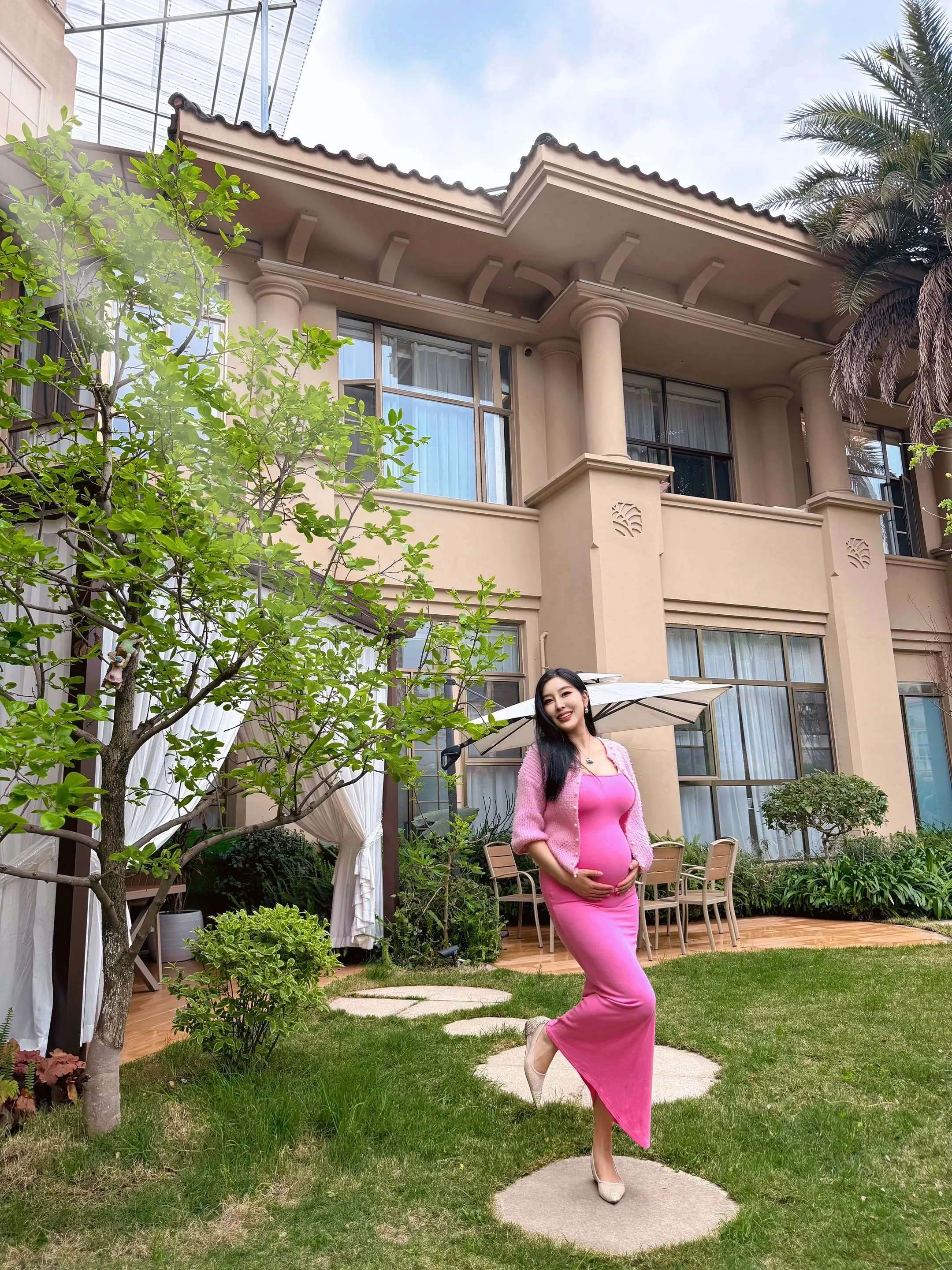 双胞胎儿子陪妈妈工作的一天。