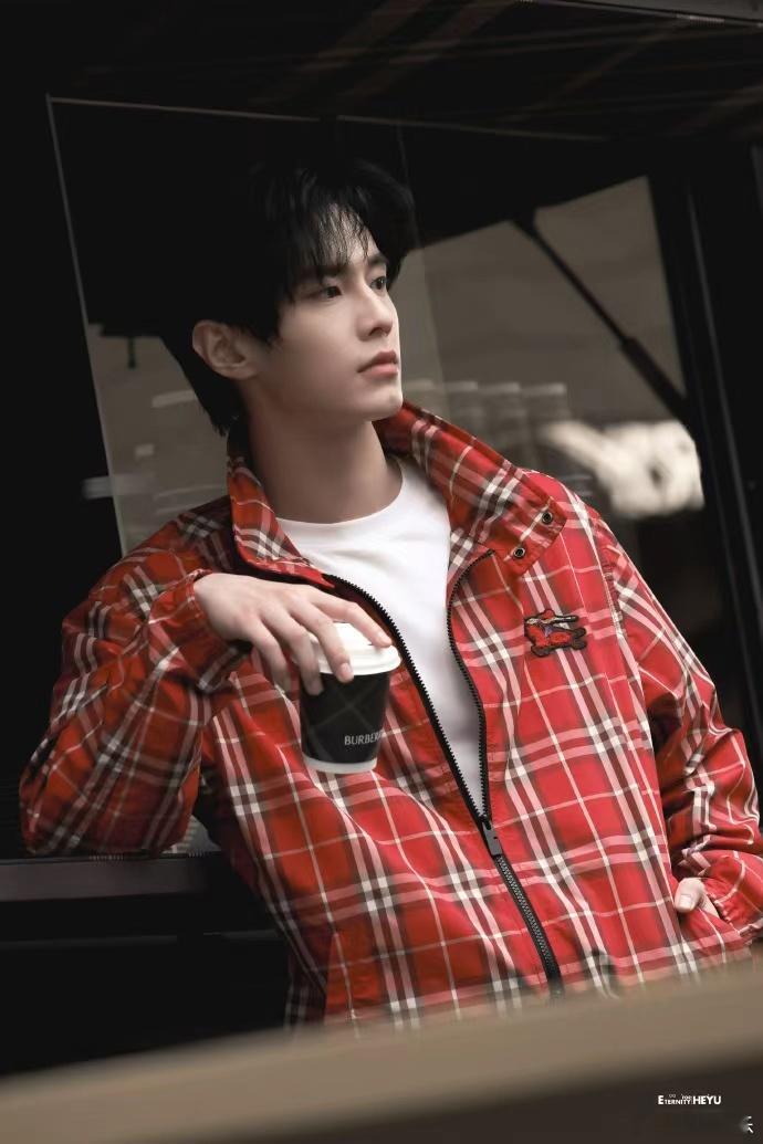 何与深圳活动生图状态何与红格纹外套少年感 何与红格纹外套少年感，何与深圳活动生图