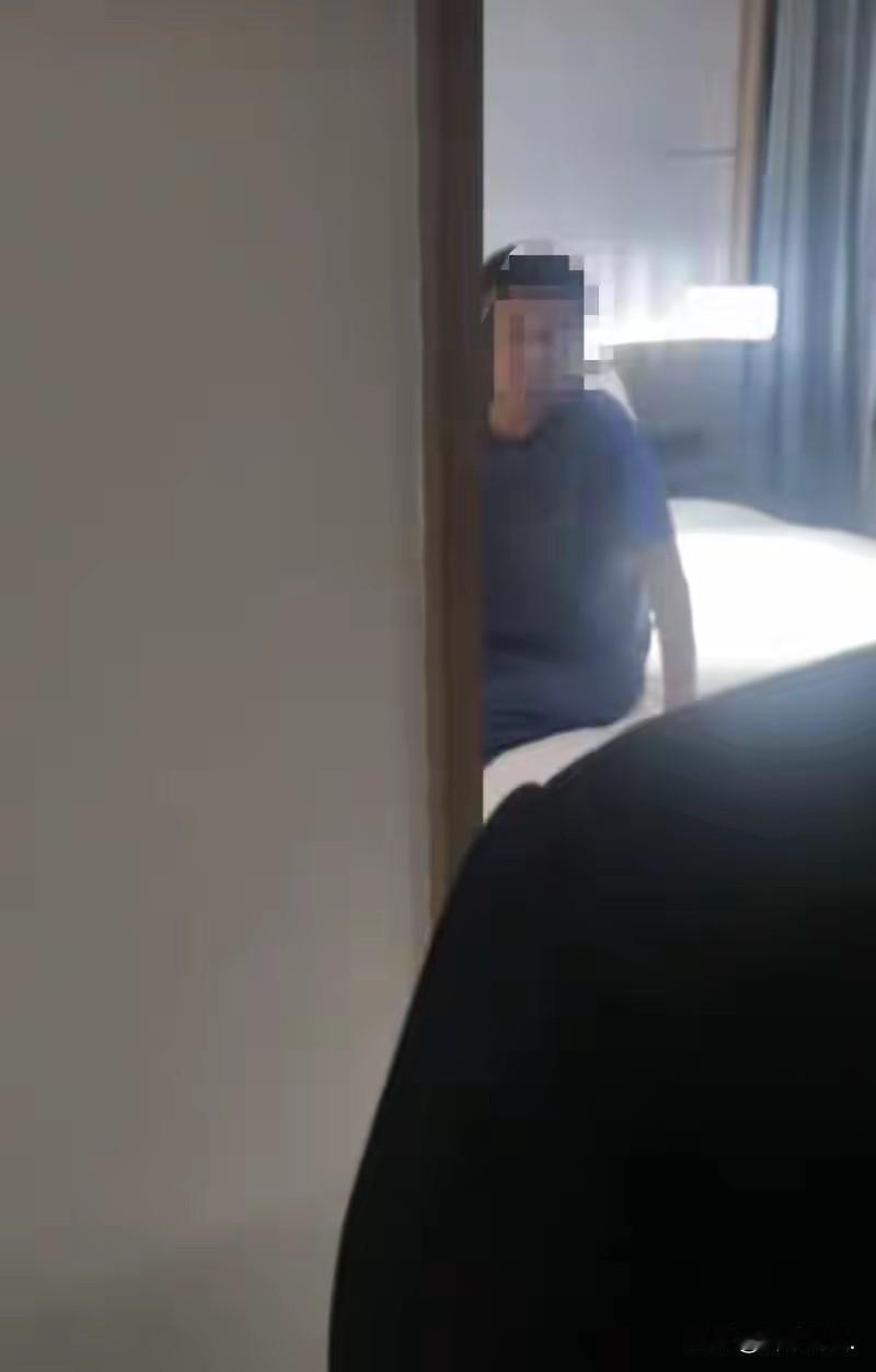 湖北武汉，一对夫妻花774.2元入住一家酒店。谁知，两人出去一趟，2个小时后回到