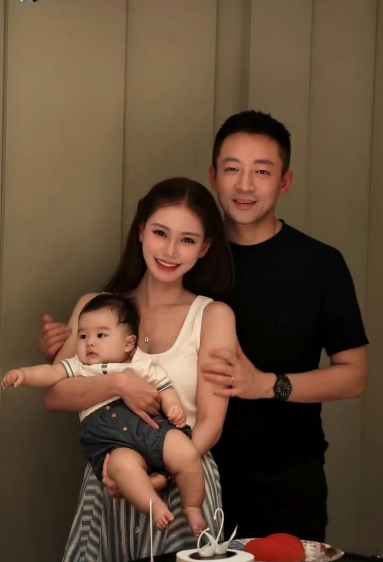 马筱梅晒一家三口合照照片拍的挺好，拍出了那种温润和气小朋友胖墩墩也很可爱看到有不