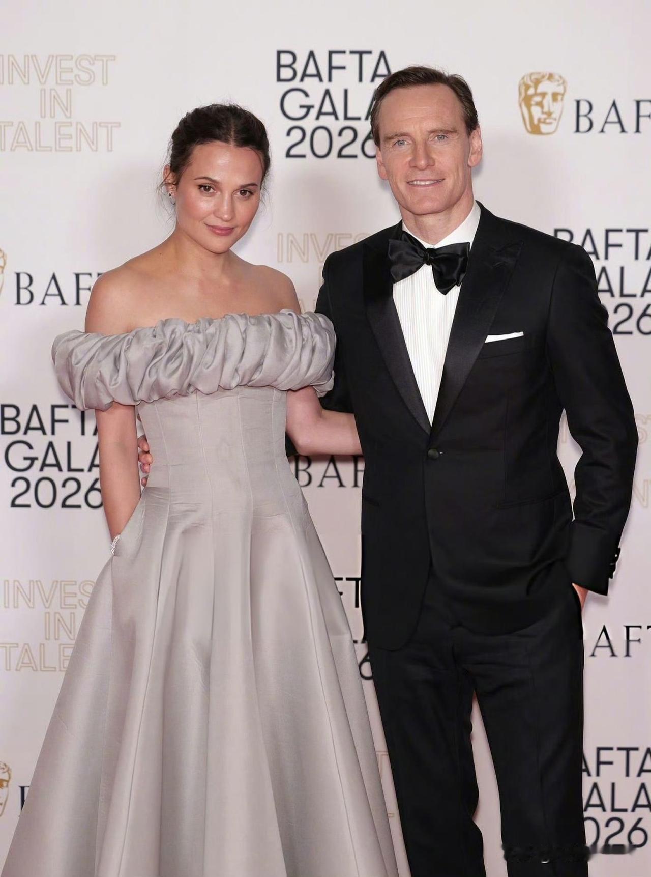 外娱资讯，迈克尔·法斯宾德和妻子艾丽西亚·维坎德近日一同现身英国伦敦，出席了BA