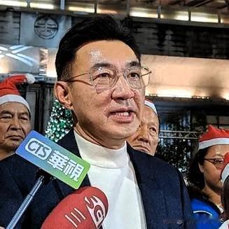 江启臣为了赢得选举居然放弃原则和浠泥。

眼下，台湾国民党、民进党蓝绿两个阵营，