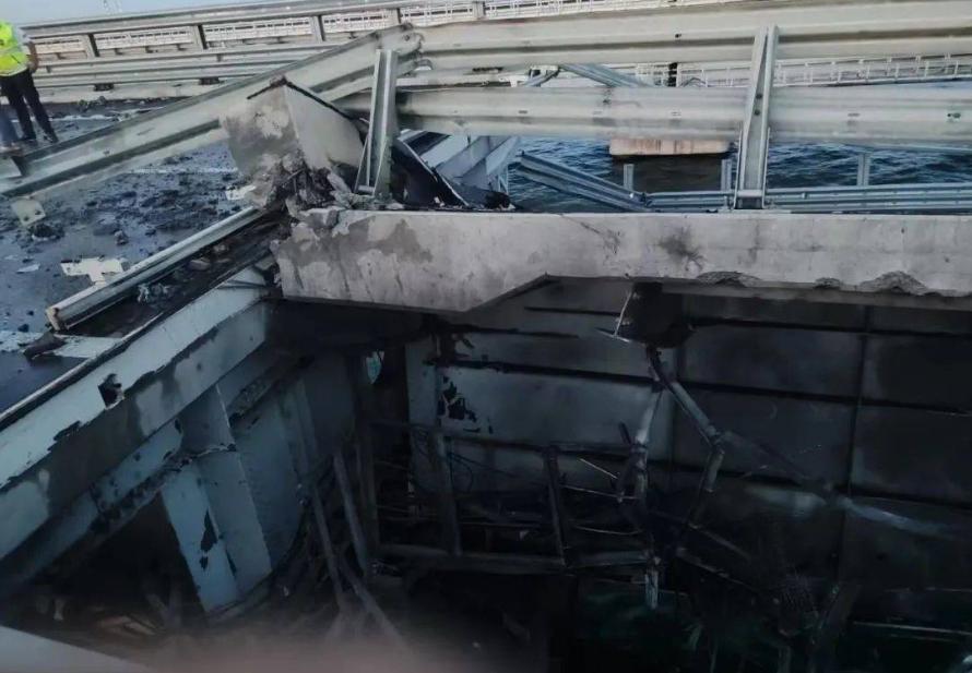 报道称克里米亚大桥事件近 24 小时后，俄罗斯对乌克兰敖德萨发动空袭
按照外网的