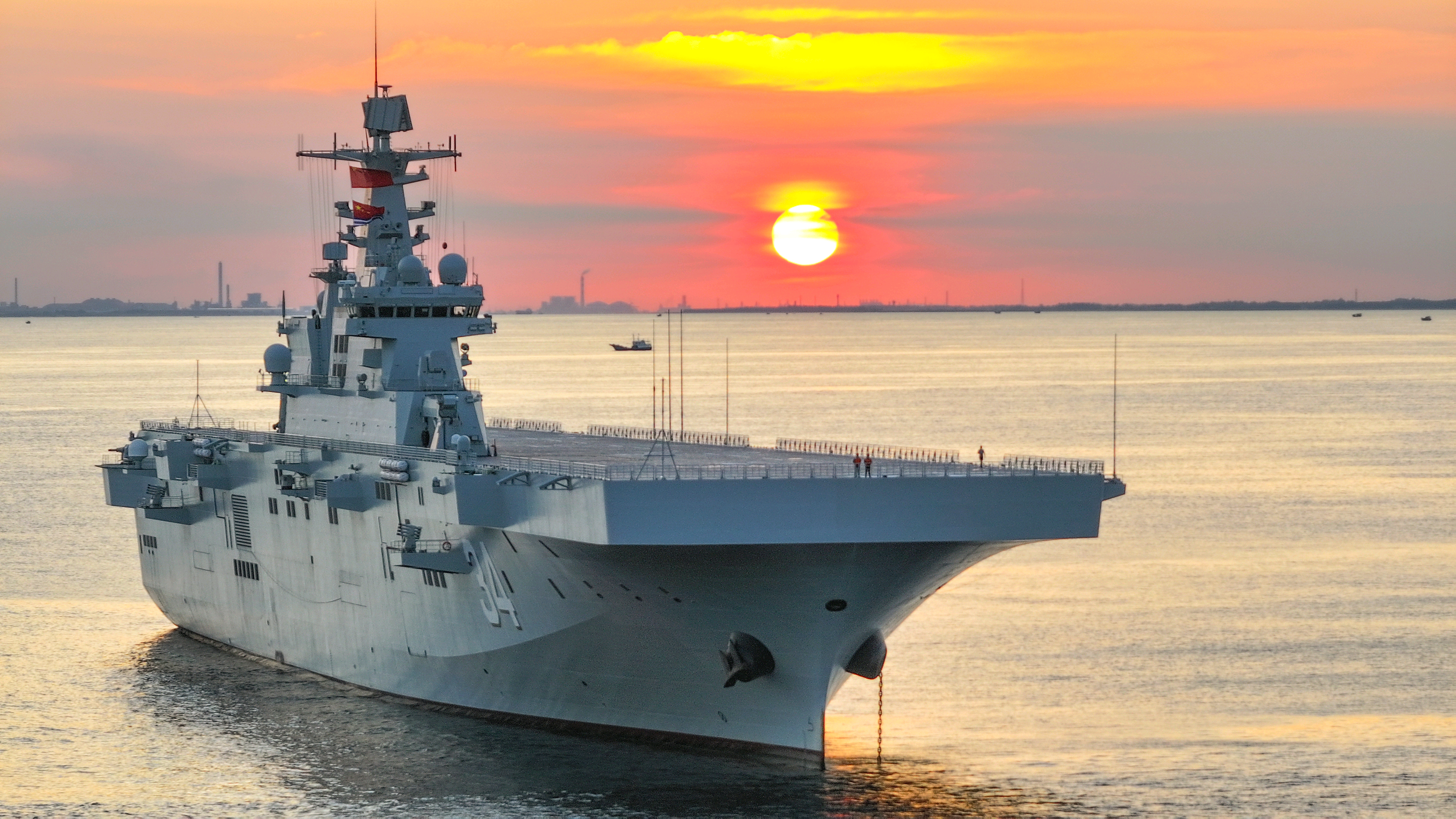 好图！锚泊中的075湖北舰夕阳下的小平顶，很美烽火问鼎计划中国海军