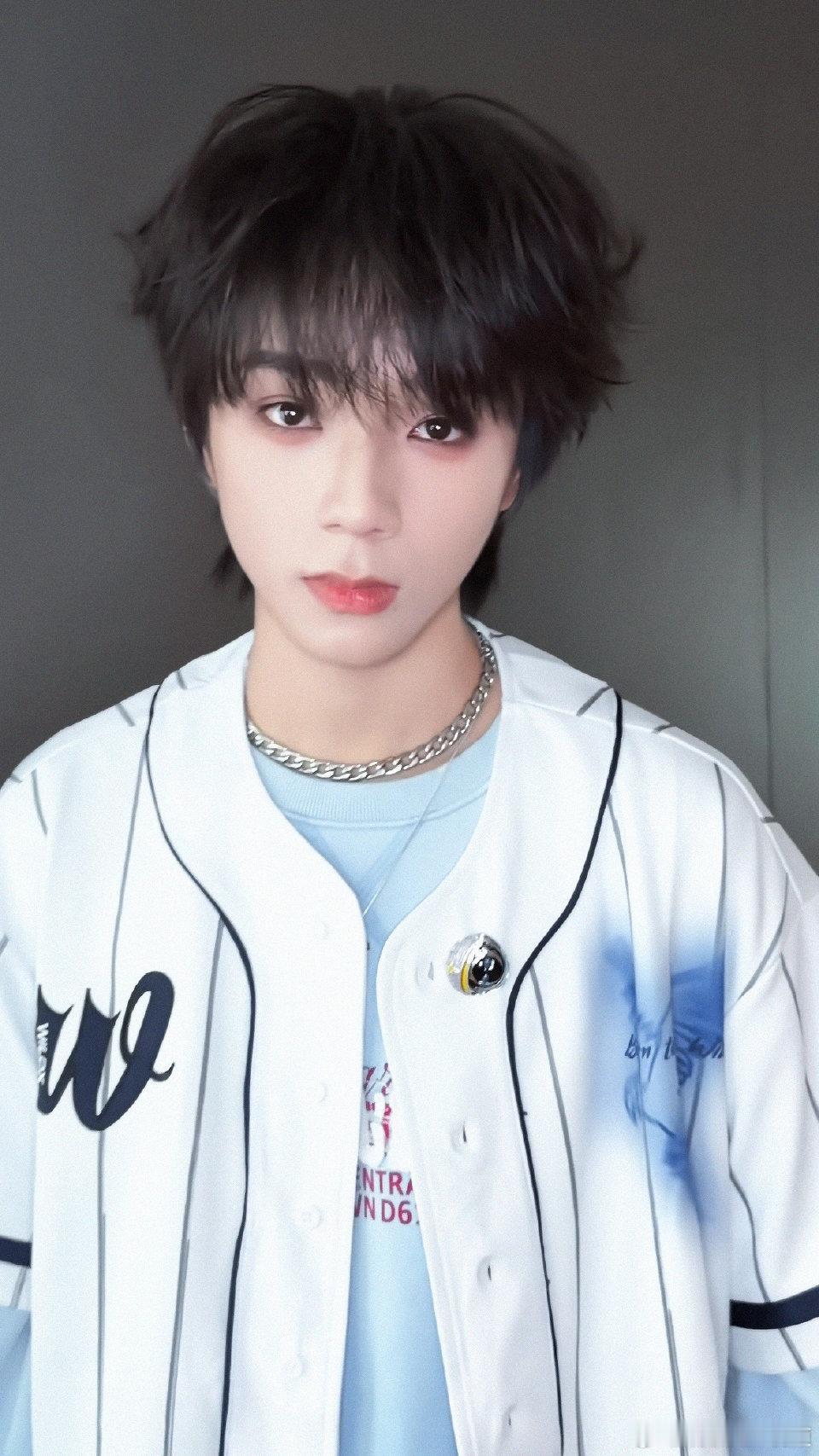 王橹杰举个旗可以当导游了时代峰峻小孩定力太强！王橹杰被围着拍还淡定往前走，冷静可