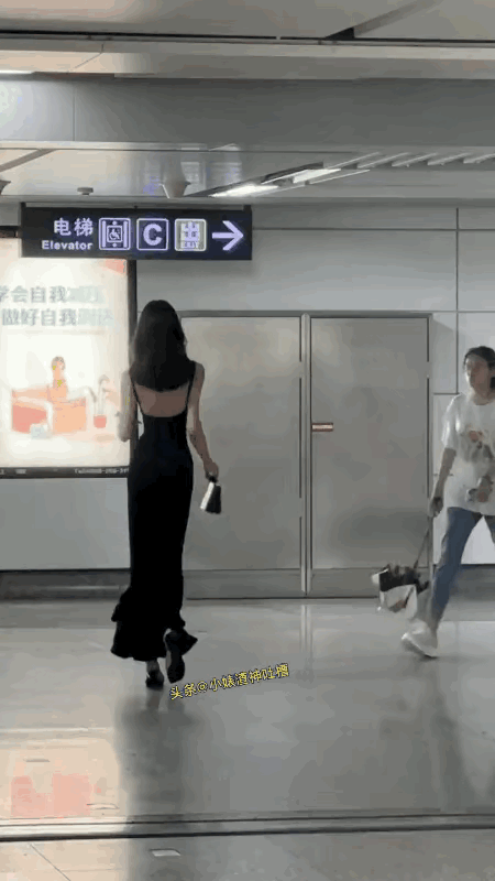 看小姐姐的背影就知道颜值绝对很高，果然，没让人失望 