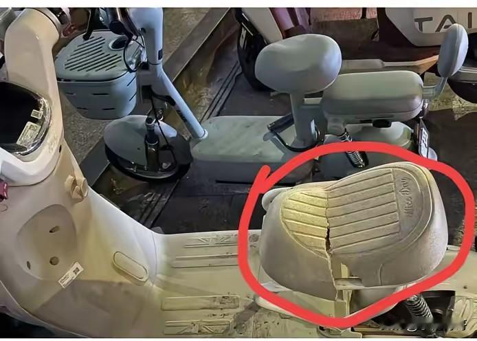 雅迪现在估计肠子都悔青了！

他后悔的不是毛豆车型被全网吐槽

也不是线上平台火