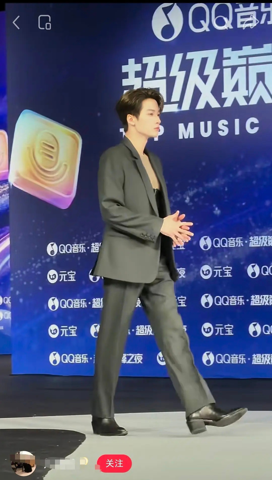 檀健次这套衣服我只能说丑到爆炸 