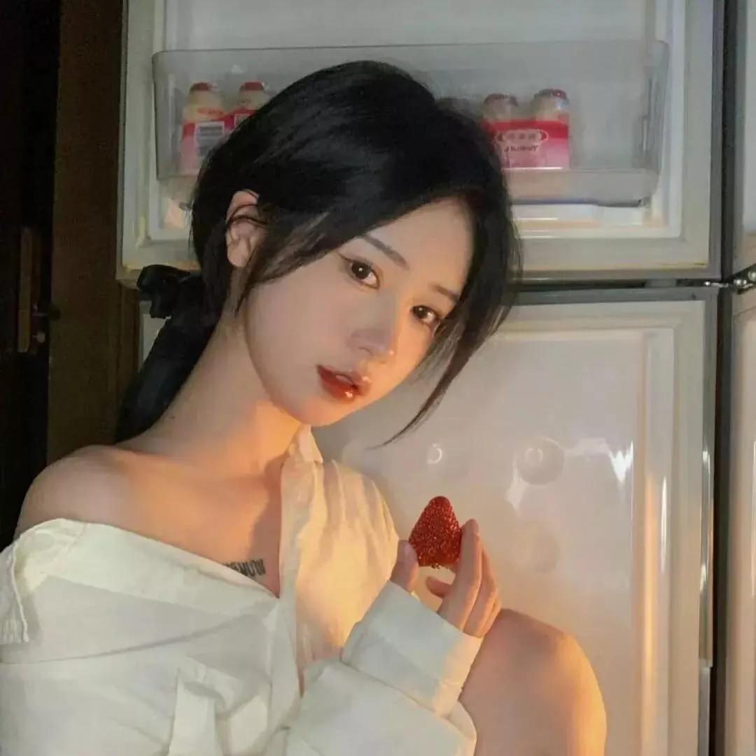 「甜蜜的夜晚，冰箱里的草莓最甜🍓」