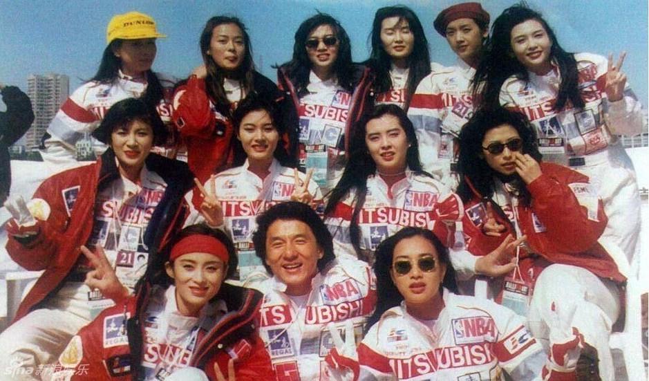 1993年、成龙与一众女星的合影，当时香港的一线女星几乎都来了，谁能把这一群大美
