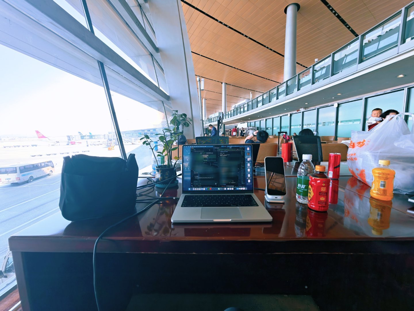 我爱长水休息室的顶级牛马办公位哈哈哈哈插座就在桌子上面！红烧小狮子头佑酱的日常 