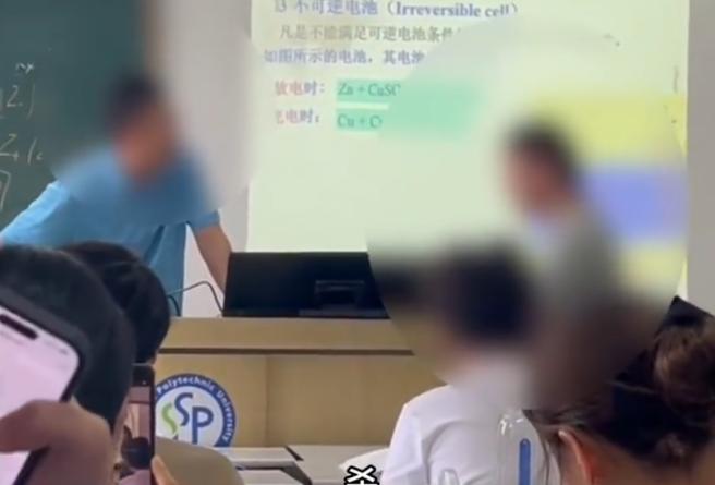 “太可怕了！”上海，一高校男生上课迟到被老师批评，竟当场暴怒：站上讲台对着老师咬